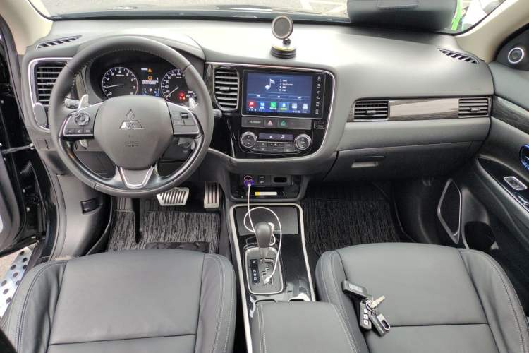 Used Mitsubishi Outlander 2019 2.4L 4x4 Zhi Xiang Edition 5 Seats China V Emission Standard Center Console