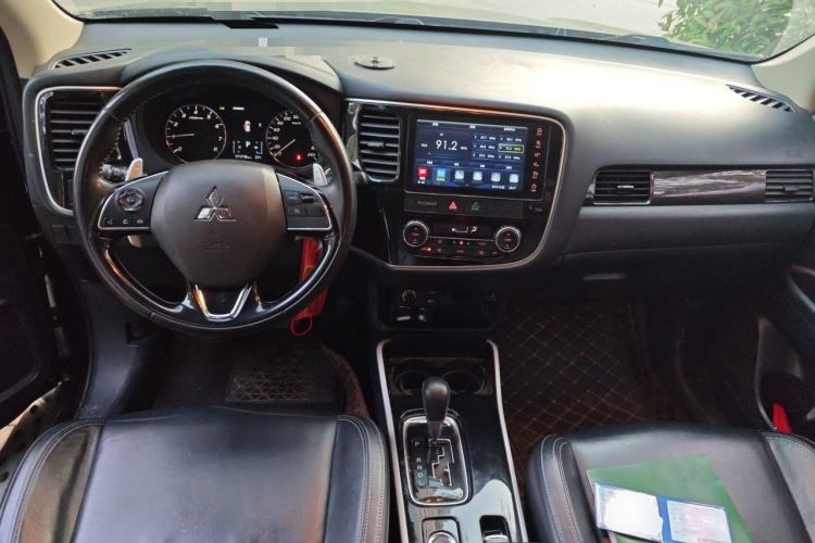 Used Mitsubishi Outlander 2019 2.4L 4x4 Zhi Xiang Edition 5 Seats China VI Standard Center Console