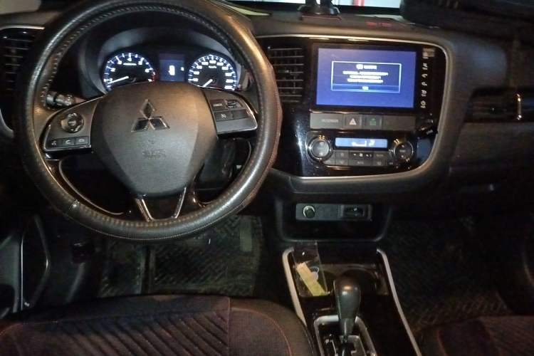 Used Mitsubishi Outlander 2019 2.0L Two-Wheel Drive Comfort Edition 7 Seats China V Emission Standard Center Console