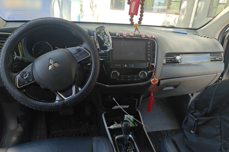 Used Mitsubishi Outlander 2019 2.0L Two-Wheel Drive Comfort Edition 7 Seats China V Emission Standard Center Console