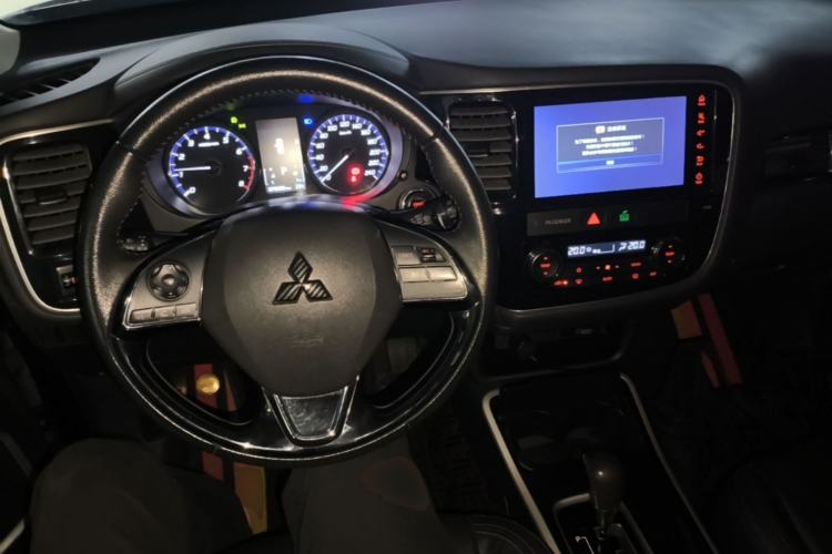 Used Mitsubishi Outlander 2019 2.0L Two-Wheel Drive Comfort Edition 7 Seats China V Emission Standard Center Console