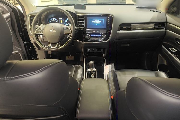 Used Mitsubishi Outlander 2019 2.4L 4x4 Zhi Xiang Edition 7 Seats China VI Standard Center Console