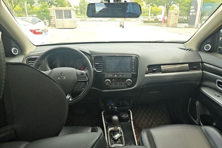 Used Mitsubishi Outlander 2019 2.0L Two-Wheel Drive Comfort Edition 5 Seats China VI Standard Center Console