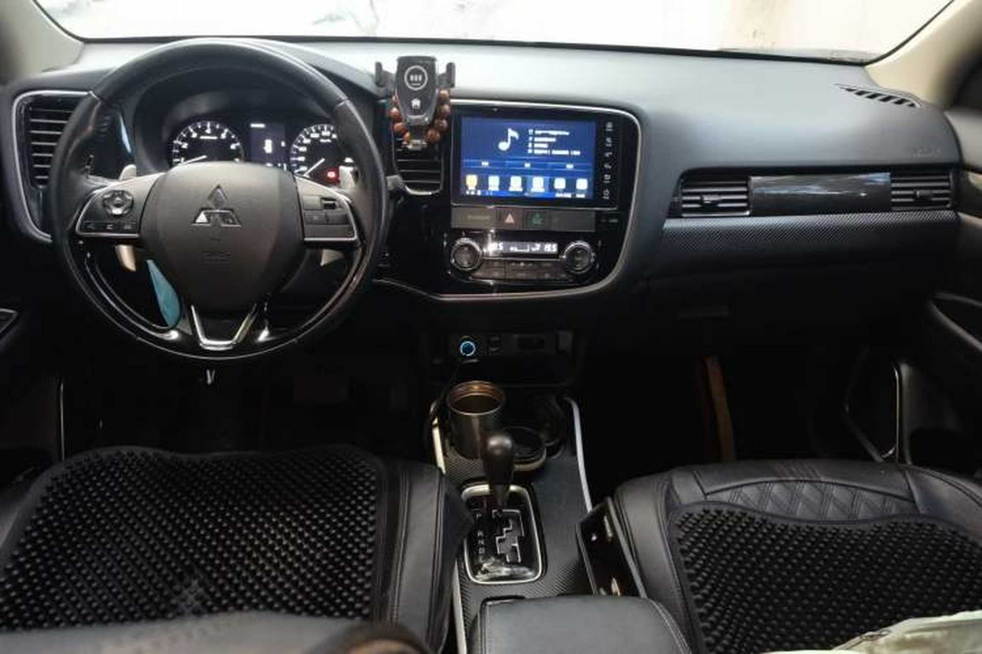 Used Mitsubishi Outlander 2019 2.4L 4x4 Zhi Xiang Edition 5 Seats China VI Standard Center Console