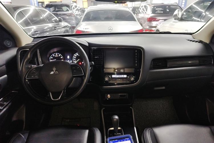 Used Mitsubishi Outlander 2019 2.0L Two-Wheel Drive Comfort Edition 5 Seats China VI Standard Center Console
