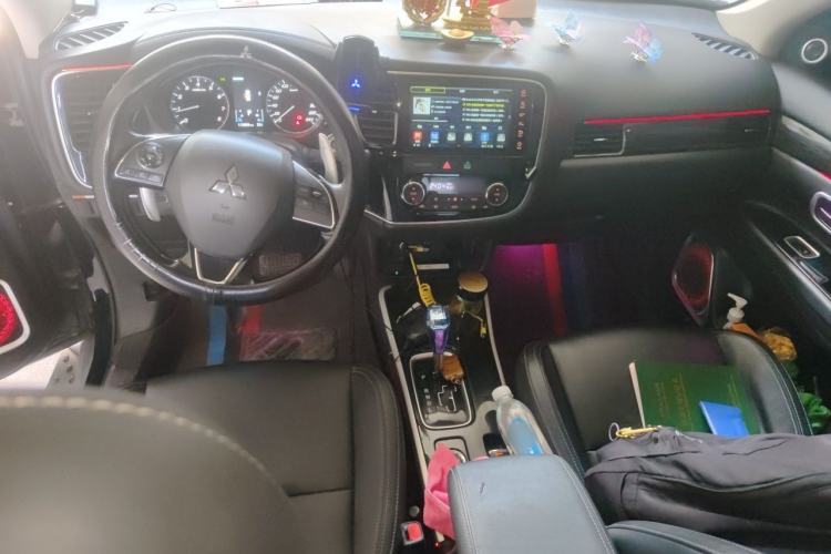 Used Mitsubishi Outlander 2019 2.4L 4x4 Zhi Xiang Edition 5 Seats China VI Standard Center Console