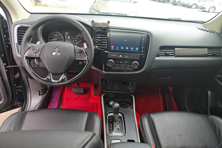 Used Mitsubishi Outlander 2019 2.4L 4x4 Zhi Xiang Edition 5 Seats China VI Standard Center Console