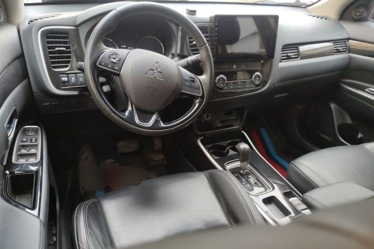 Used Mitsubishi Outlander 2019 2.0L Two-Wheel Drive Comfort Edition 5 Seats China VI Standard Center Console