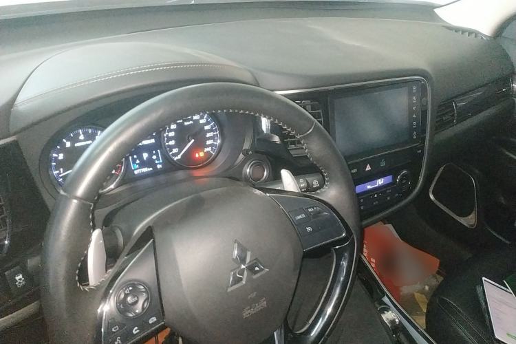 Used Mitsubishi Outlander 2019 2.4L 4x4 Zhi Xiang Edition 7 Seats China VI Standard Center Console