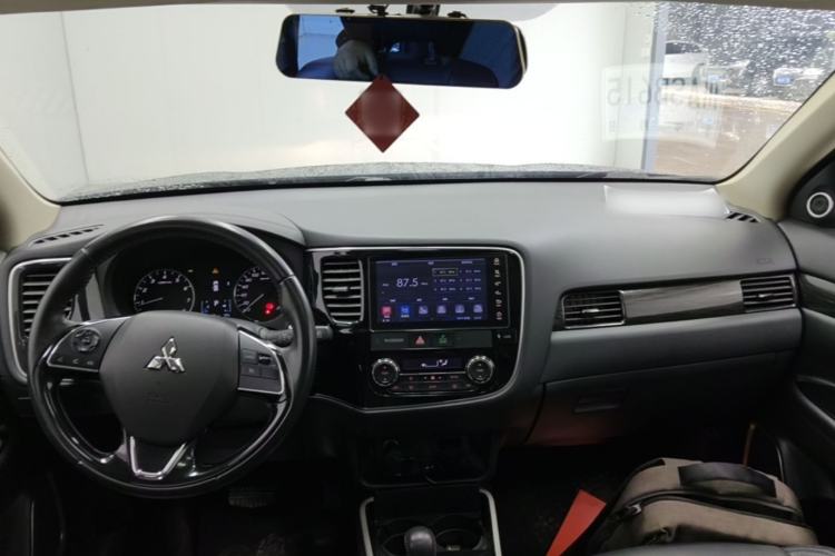 Used Mitsubishi Outlander 2019 2.0L Two-Wheel Drive Comfort Edition 7 Seats China V Emission Standard Center Console