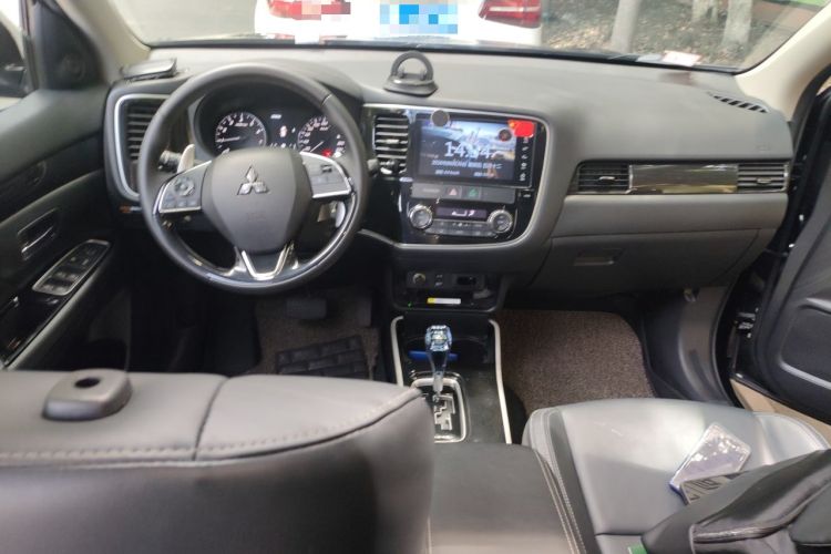 Used Mitsubishi Outlander 2019 2.4L 4x4 Zhi Xiang Edition 7 Seats China VI Standard Center Console