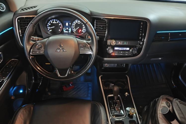 Used Mitsubishi Outlander 2019 2.0L Two-Wheel Drive Comfort Edition 7-Seater China VI Standard Center Console