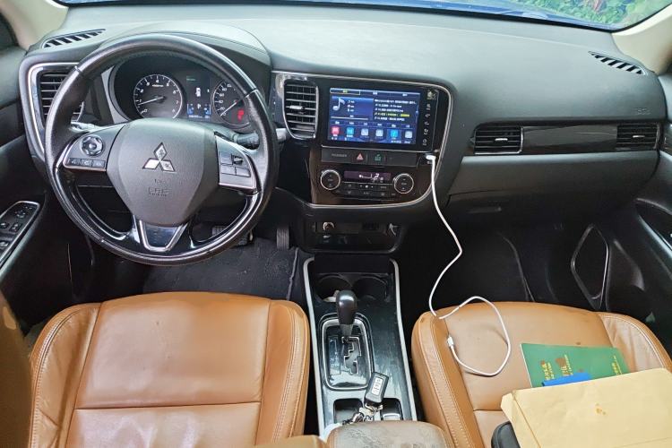 Used Mitsubishi Outlander 2019 2.0L Two-Wheel Drive Comfort Edition 5 Seats China V Standard Center Console