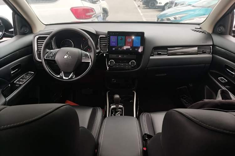 Used Mitsubishi Outlander 2019 2.0L Two-Wheel Drive Comfort Edition 5 Seats China VI Standard Center Console