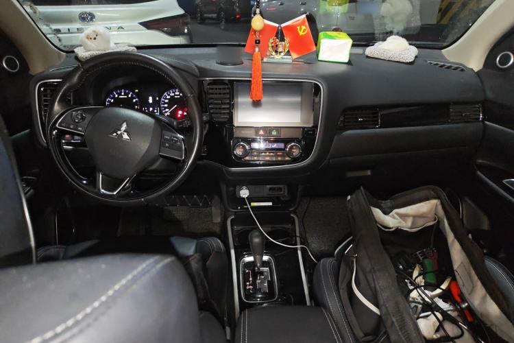 Used Mitsubishi Outlander 2019 2.0L Two-Wheel Drive Comfort Edition 7 Seats China V Emission Standard Center Console