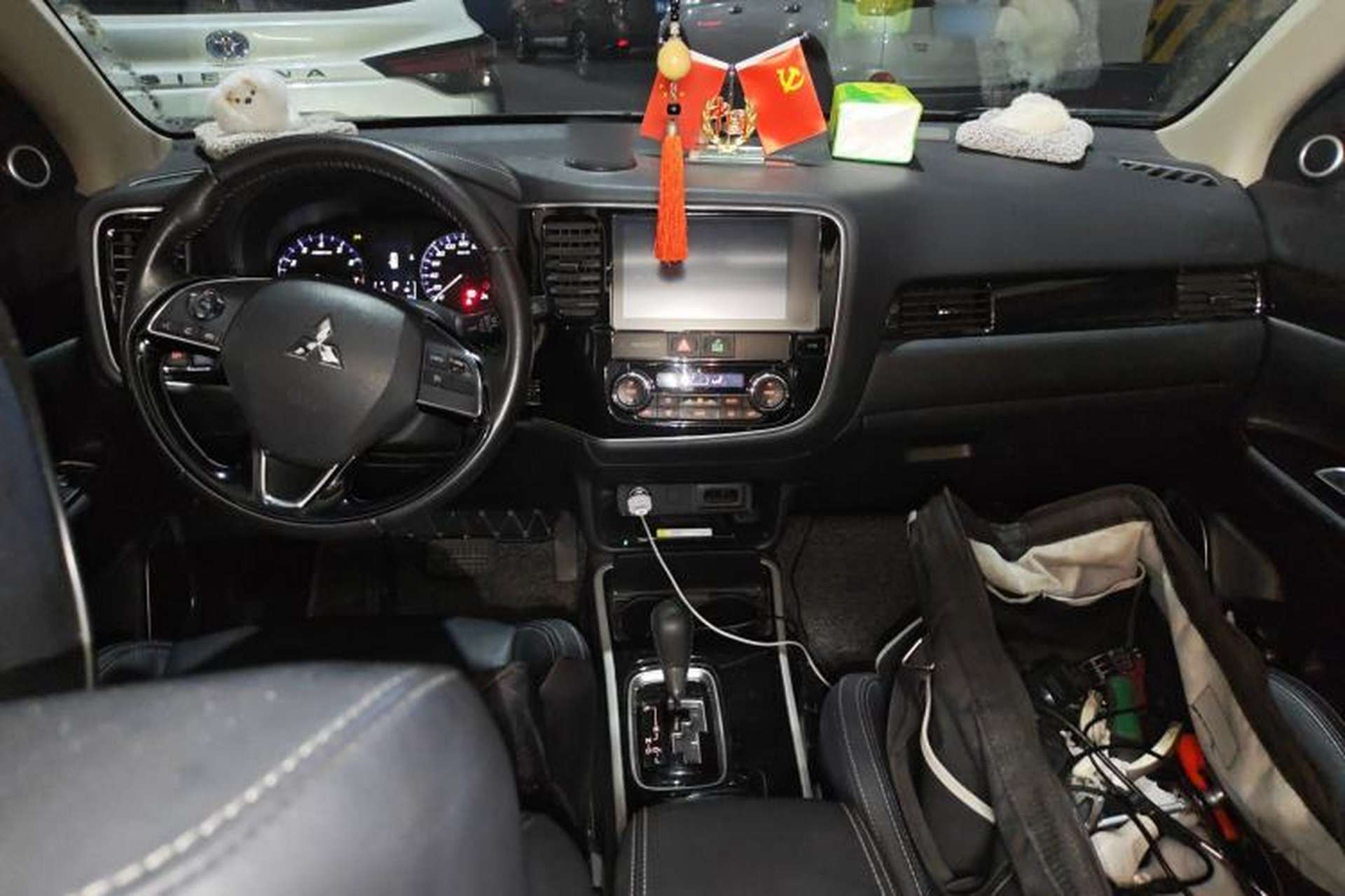 Used Mitsubishi Outlander 2019 2.0L Two-Wheel Drive Comfort Edition 7 Seats China V Emission Standard Center Console