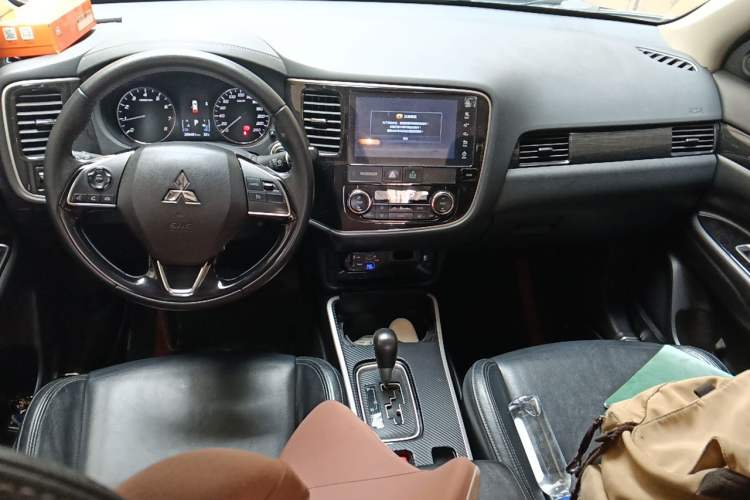 Used Mitsubishi Outlander 2019 2.0L Two-Wheel Drive Comfort Edition 5 Seats China VI Standard Center Console