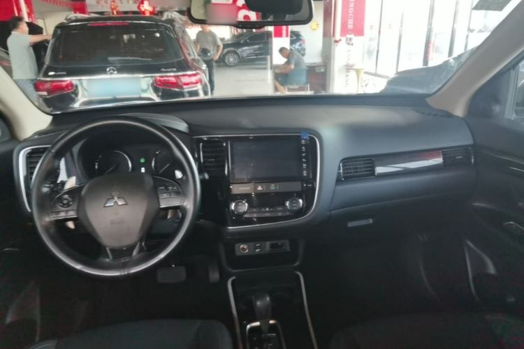 Used Mitsubishi Outlander 2019 2.4L 4x4 Zhi Xiang Edition 5 Seats China VI Standard Center Console