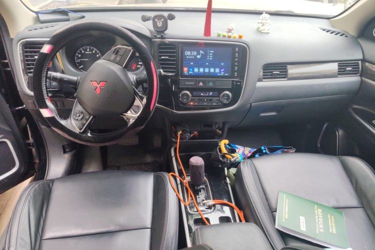 Used Mitsubishi Outlander 2019 2.0L Two-Wheel Drive Comfort Edition 7-Seater China VI Standard Center Console
