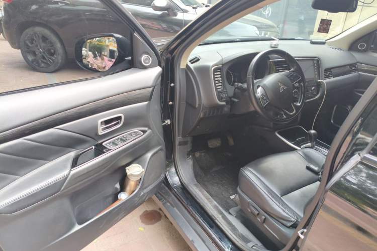 Used Mitsubishi Outlander 2019 2.0L Two-Wheel Drive Comfort Edition 5 Seats China VI Standard Driver Seat