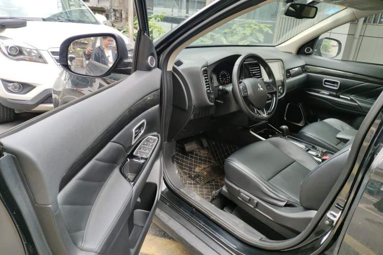 Used Mitsubishi Outlander 2019 2.0L Two-Wheel Drive Comfort Edition 5 Seats China VI Standard Driver Seat