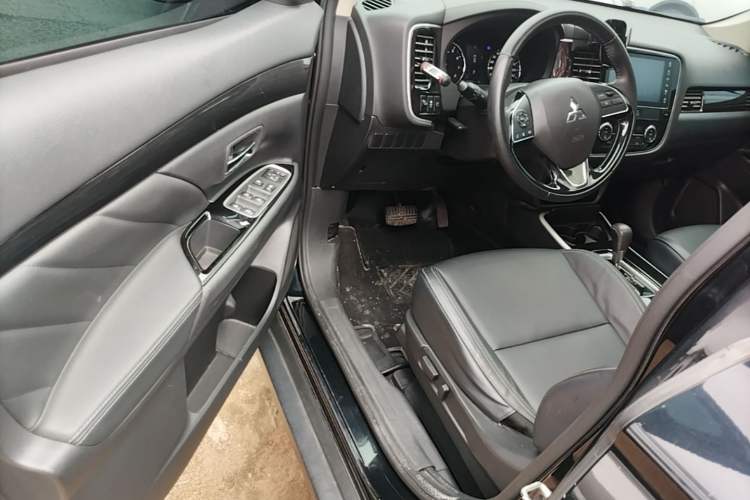 Used Mitsubishi Outlander 2019 2.0L Two-Wheel Drive Comfort Edition 7-Seater China VI Standard Driver Seat
