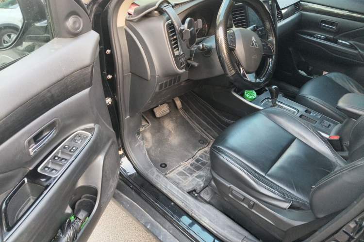 Used Mitsubishi Outlander 2019 2.0L Two-Wheel Drive Comfort Edition 5 Seats China V Standard Driver Seat