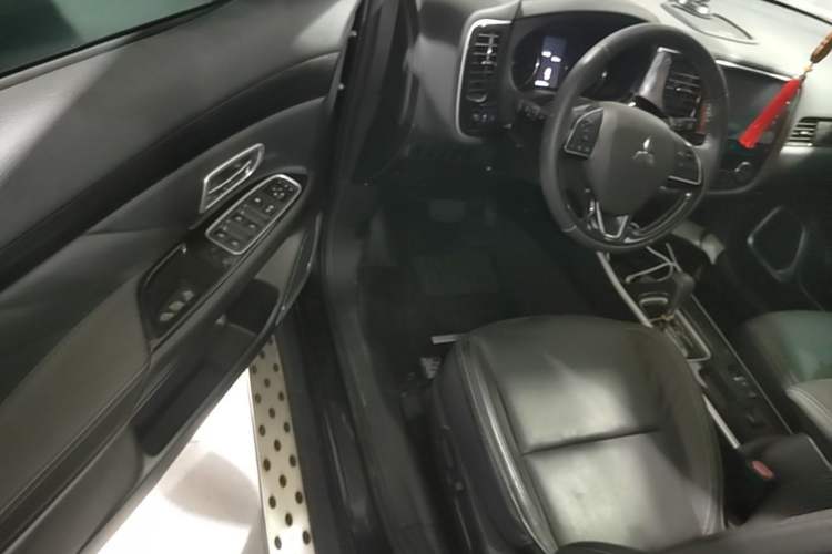 Used Mitsubishi Outlander 2019 2.0L Two-Wheel Drive Comfort Edition 5 Seats China VI Standard Driver Seat