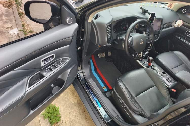 Used Mitsubishi Outlander 2019 2.4L 4x4 Zhi Xiang Edition 5 Seats China V Emission Standard Driver Seat