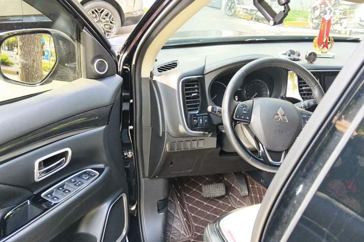 Used Mitsubishi Outlander 2019 2.0L Two-Wheel Drive Comfort Edition 5 Seats China V Standard Driver Seat
