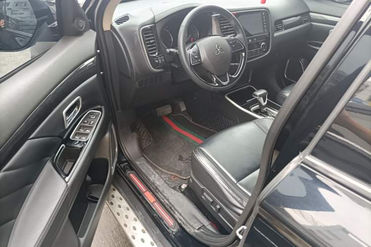 Used Mitsubishi Outlander 2019 2.0L Two-Wheel Drive Comfort Edition 7-Seater China VI Standard Driver Seat
