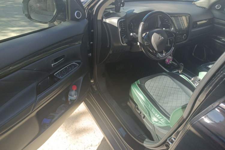 Used Mitsubishi Outlander 2019 2.4L 4x4 Zhi Xiang Edition 5 Seats China VI Standard Driver Seat