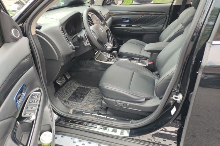 Used Mitsubishi Outlander 2019 2.4L 4x4 Zhi Xiang Edition 5 Seats China V Emission Standard Driver Seat