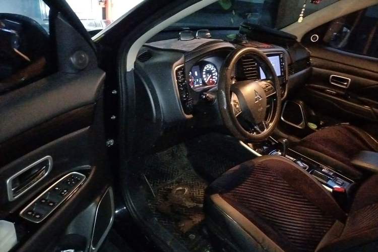 Used Mitsubishi Outlander 2019 2.0L Two-Wheel Drive Comfort Edition 7 Seats China V Emission Standard Driver Seat