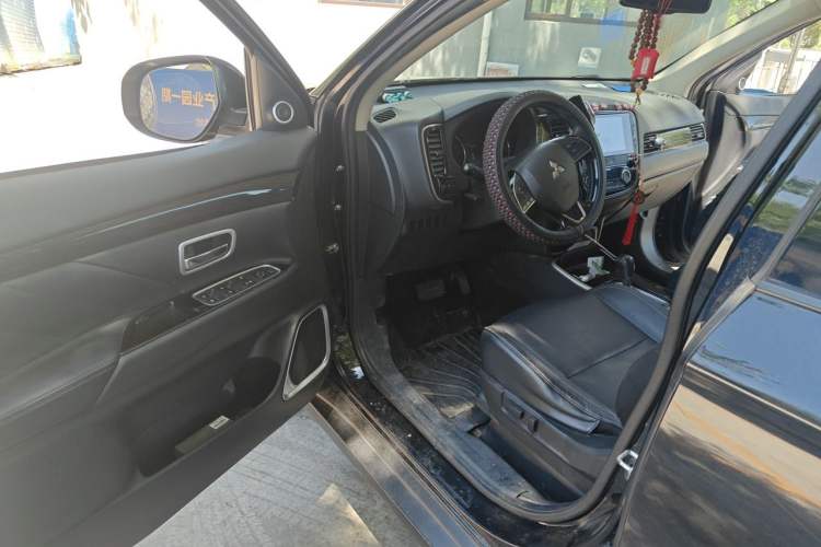 Used Mitsubishi Outlander 2019 2.0L Two-Wheel Drive Comfort Edition 7 Seats China V Emission Standard Driver Seat