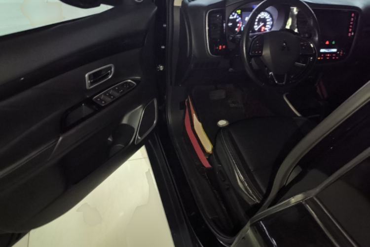 Used Mitsubishi Outlander 2019 2.0L Two-Wheel Drive Comfort Edition 7 Seats China V Emission Standard Driver Seat