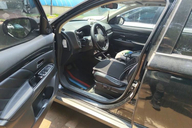 Used Mitsubishi Outlander 2019 2.4L 4x4 Zhi Xiang Edition 5 Seats China V Emission Standard Driver Seat