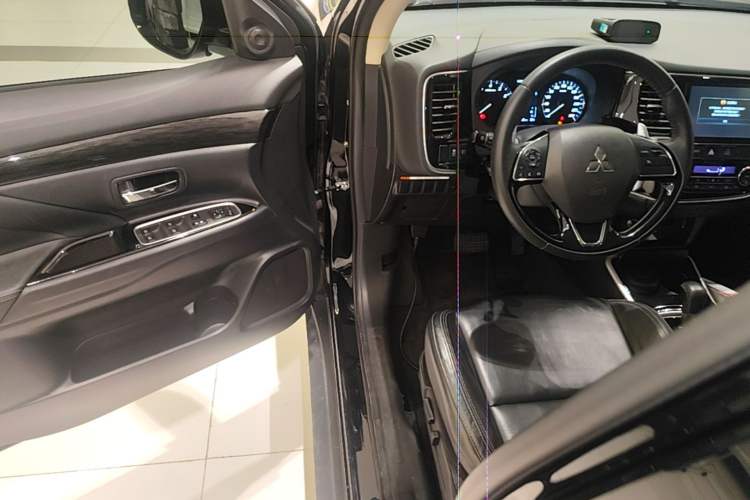 Used Mitsubishi Outlander 2019 2.4L 4x4 Zhi Xiang Edition 7 Seats China VI Standard Driver Seat