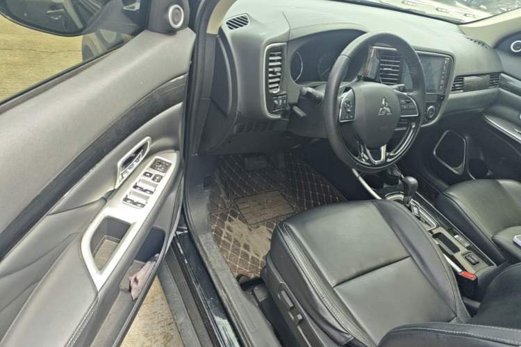Used Mitsubishi Outlander 2019 2.0L Two-Wheel Drive Comfort Edition 5 Seats China VI Standard Driver Seat