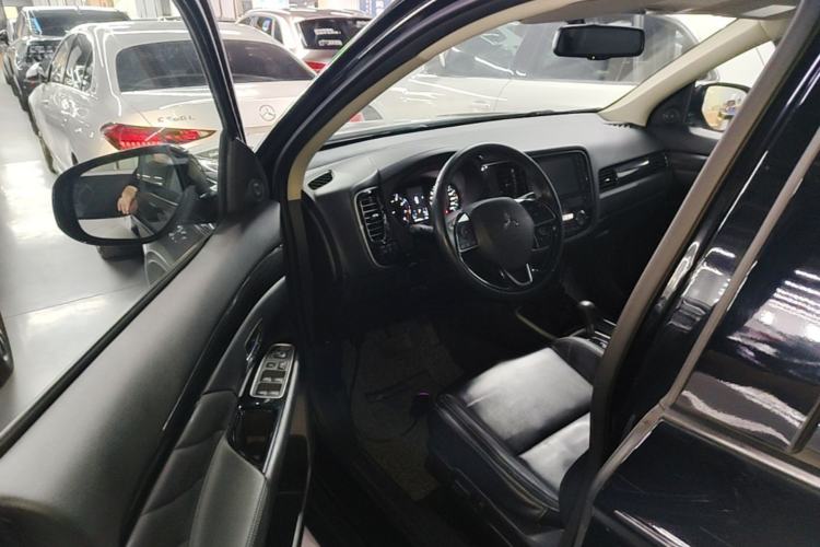 Used Mitsubishi Outlander 2019 2.0L Two-Wheel Drive Comfort Edition 5 Seats China VI Standard Driver Seat
