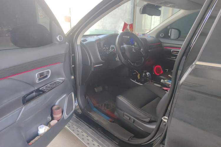 Used Mitsubishi Outlander 2019 2.4L 4x4 Zhi Xiang Edition 5 Seats China VI Standard Driver Seat