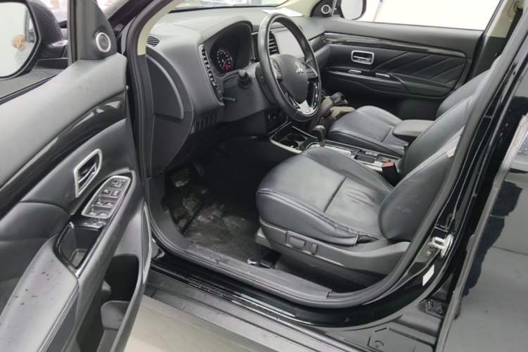 Used Mitsubishi Outlander 2019 2.0L Two-Wheel Drive Comfort Edition 7 Seats China V Emission Standard Driver Seat