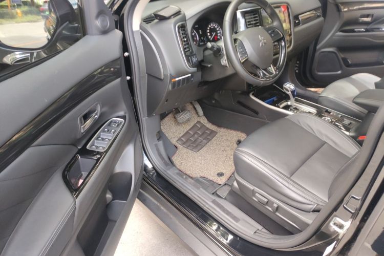 Used Mitsubishi Outlander 2019 2.4L 4x4 Zhi Xiang Edition 7 Seats China VI Standard Driver Seat