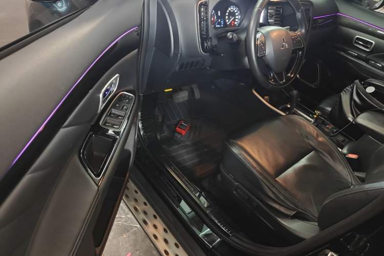 Used Mitsubishi Outlander 2019 2.0L Two-Wheel Drive Comfort Edition 7-Seater China VI Standard Driver Seat