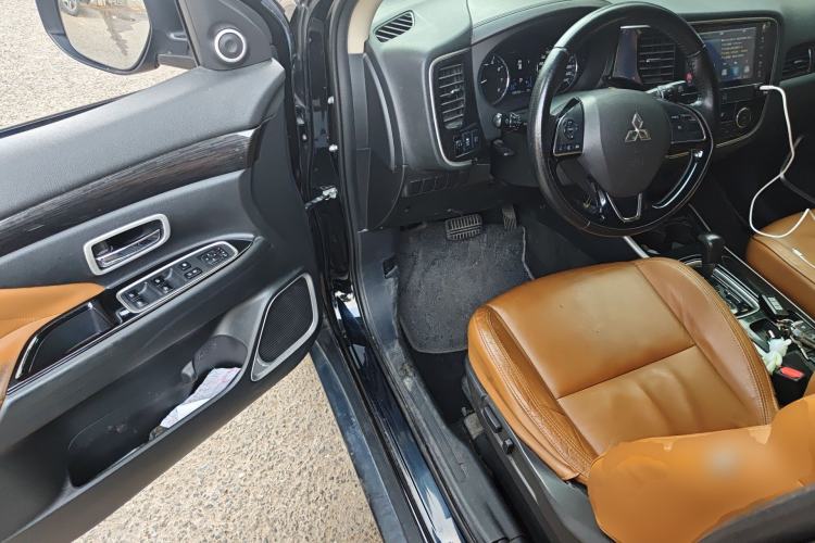 Used Mitsubishi Outlander 2019 2.0L Two-Wheel Drive Comfort Edition 5 Seats China V Standard Driver Seat