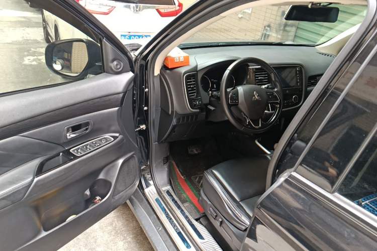 Used Mitsubishi Outlander 2019 2.0L Two-Wheel Drive Comfort Edition 5 Seats China VI Standard Driver Seat