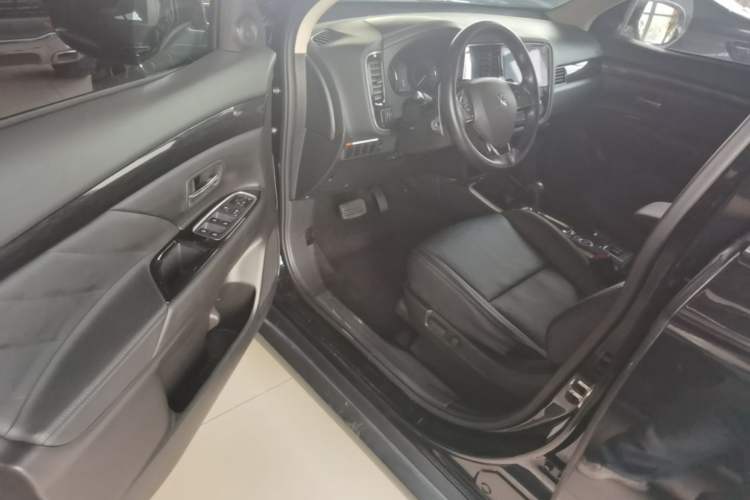 Used Mitsubishi Outlander 2019 2.4L 4x4 Zhi Xiang Edition 5 Seats China VI Standard Driver Seat