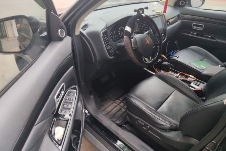 Used Mitsubishi Outlander 2019 2.0L Two-Wheel Drive Comfort Edition 7-Seater China VI Standard Driver Seat