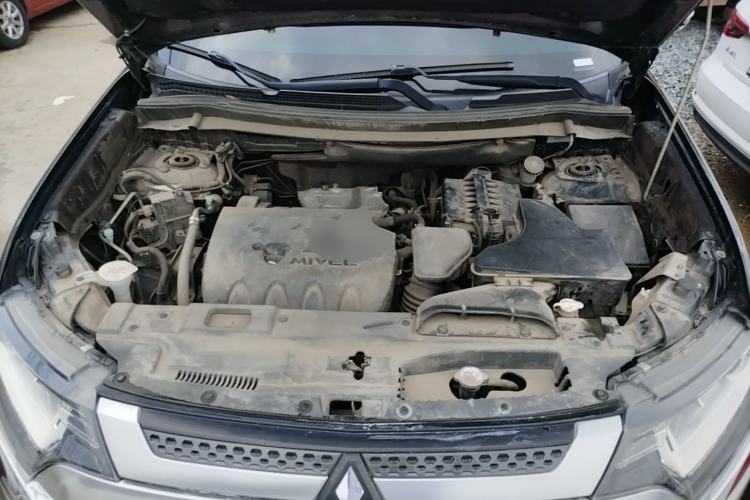 Used Mitsubishi Outlander 2019 2.0L Two-Wheel Drive Comfort Edition 7-Seater China VI Standard Engine Bay