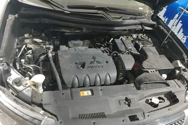 Used Mitsubishi Outlander 2019 2.0L Two-Wheel Drive Comfort Edition 5 Seats China VI Standard Engine Bay